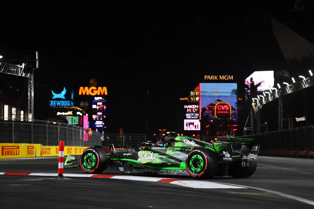 GP von Las Vegas 2024: Ein Jahr nach dem Spielerkarten-Auto gabs erneut in Las Vegas ein Flammen-Motiv. Zhou Guanyu, Stake F1 Team KICK Sauber C44 ; 2024 Las Vegas Grand Prix, Formula One World Championship